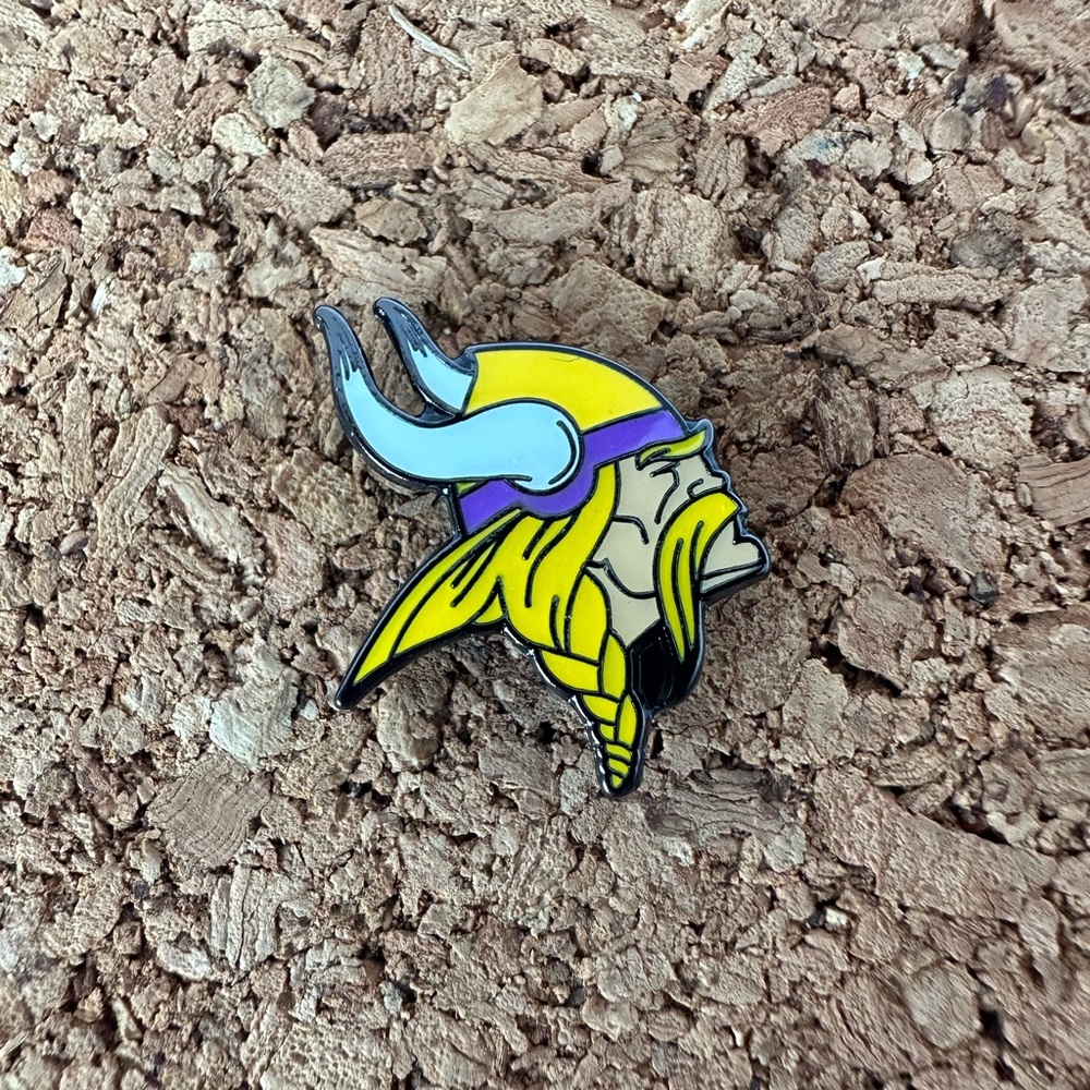 MIN Vikings Classic Enamel Lapel Hat Pin Brooch - Picture 3 of 5